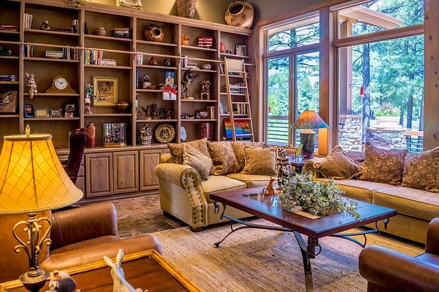 obývací pokoj s dřevěným nábytkem